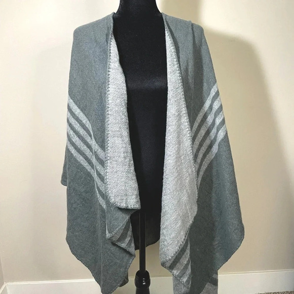 BB Dakota gray reversible patterned shrug - Picture 1 of 8